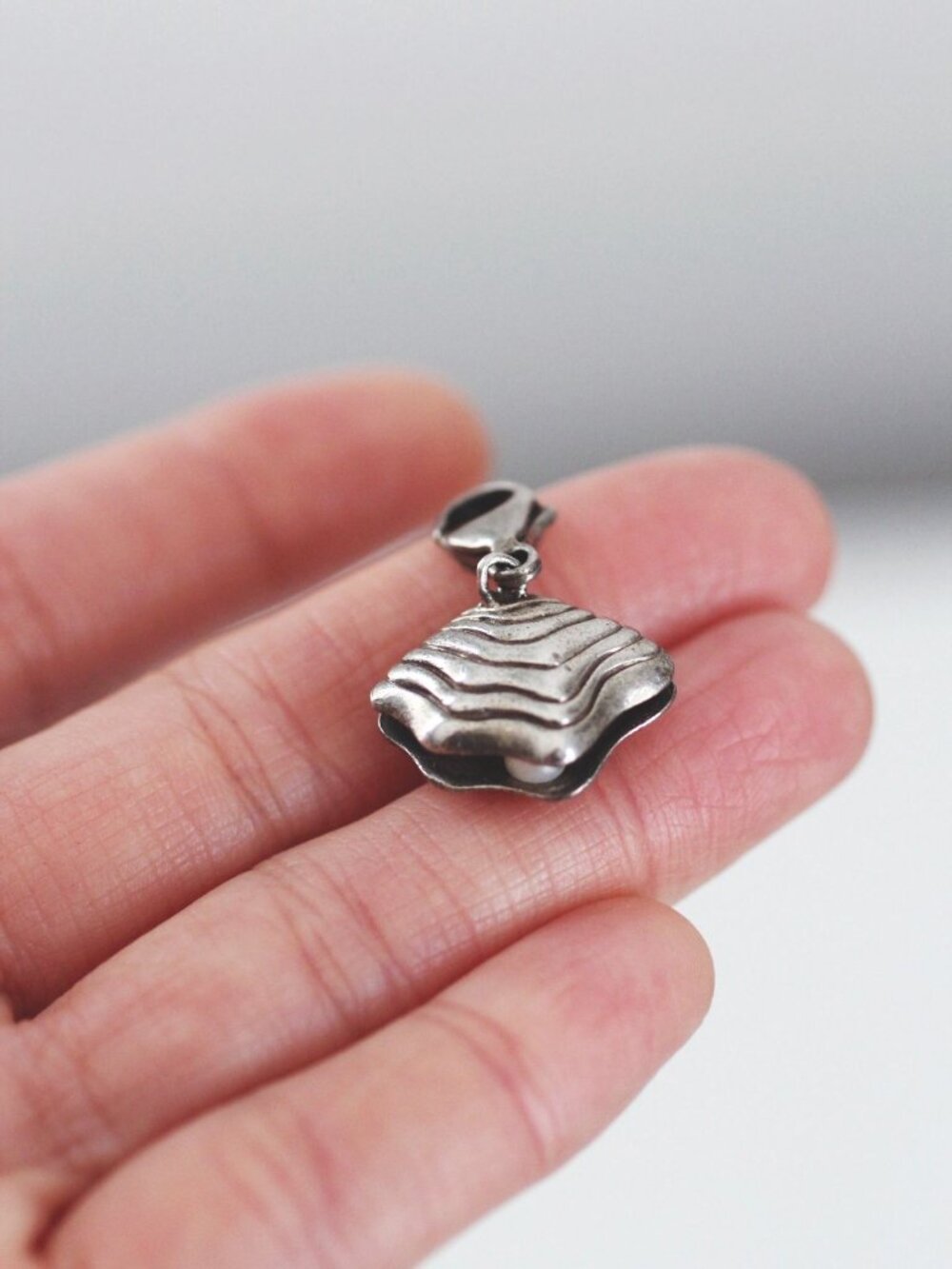 Vintage Sterling Silver Clamshell Hidden Pearl Charm Pendant 3D Shell Coastal Oc